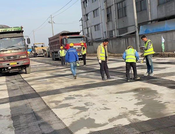 北湖老材料的新故事：玻璃纤维土工格栅如何在‘白改黑’浪潮中重获新生？